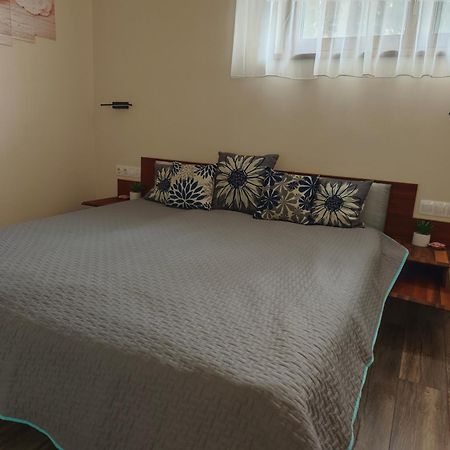 Gamma Apartmanok Es Jakuzzi Μίσκολτς Δωμάτιο φωτογραφία
