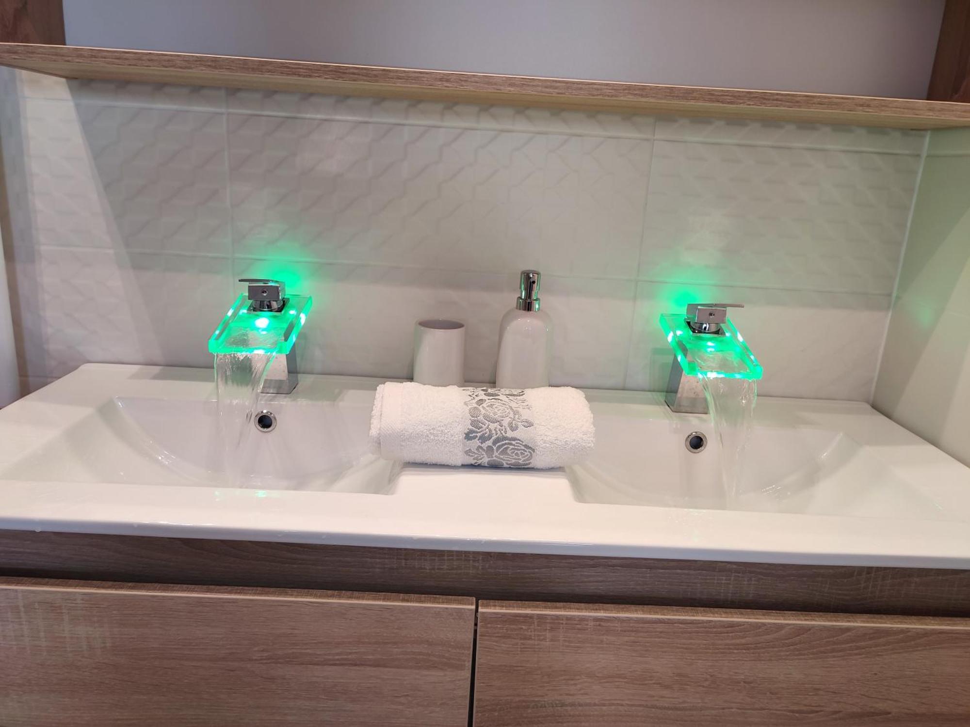 Gamma Apartmanok Es Jakuzzi Μίσκολτς Δωμάτιο φωτογραφία